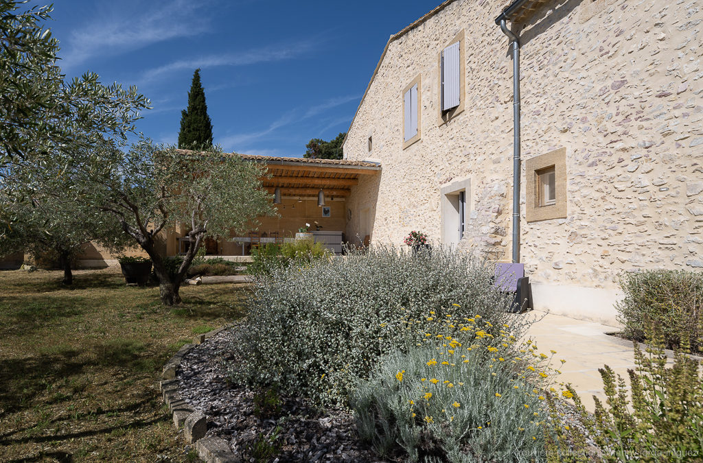 Création d’une terrasse couverte en extension et aménagement d’allées