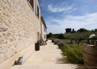 mas provençal en pierres avec carrelage en béton Rouviere Construction