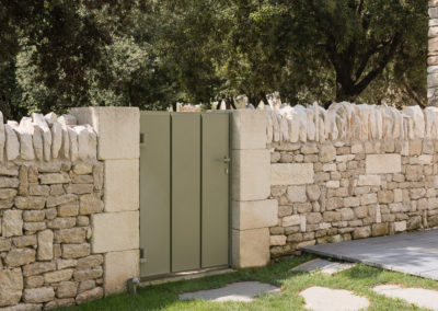Ouverture en pierres de taille et portillon dans cloture Uzès Rouviere Construction